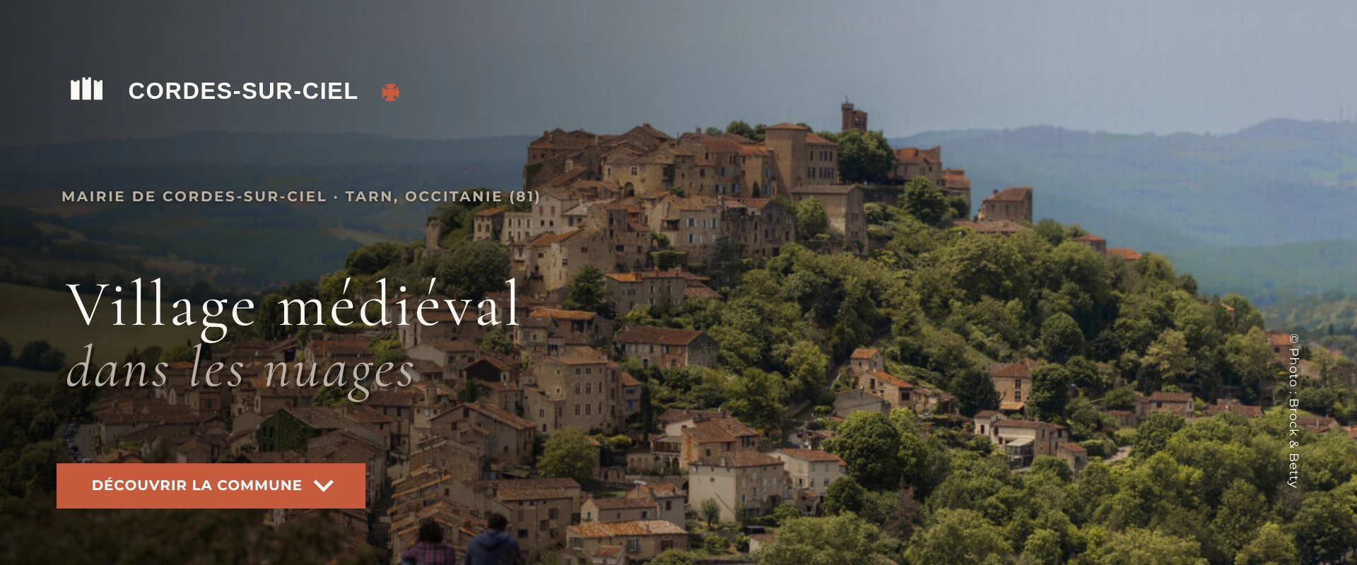 Hero header du projet de refonte graphique de Cordes-sur-Ciel avec vue du village, titre principal et bouton d’appel à l’action.